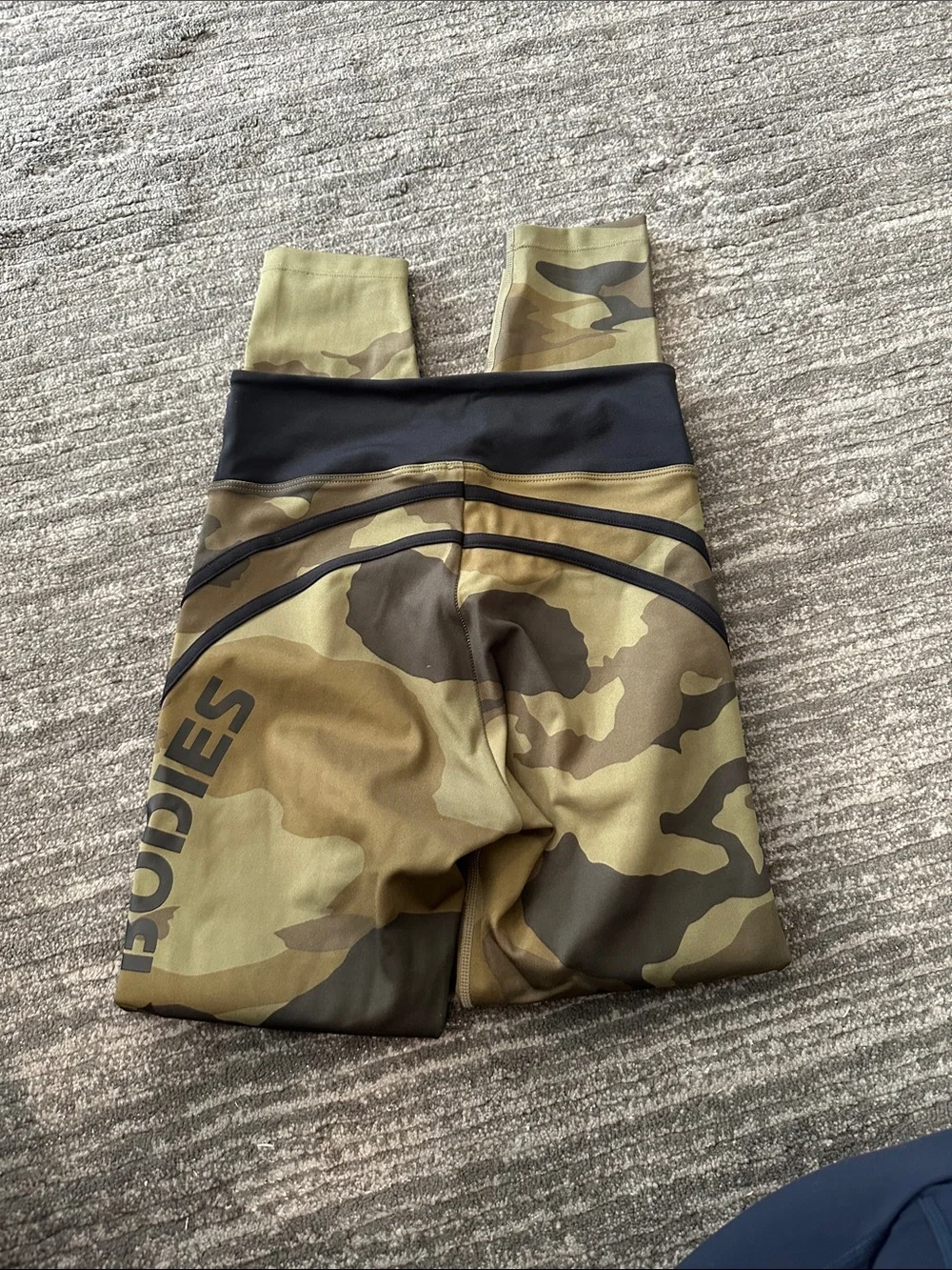 BETTER BODIES Camo High-Waist Leggings in Olive and Black